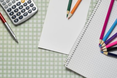 iş, okul ve ofis aksesuarları renkli geometrik Kağıt arka plan üzerinde farklı türleri