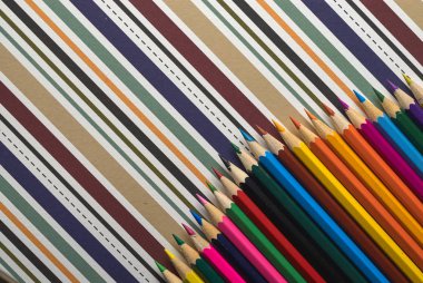 iş, okul ve ofis aksesuarları renkli geometrik Kağıt arka plan üzerinde farklı türleri