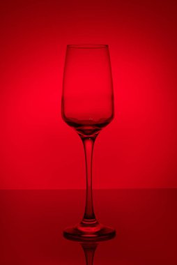 kadehinin renkli su damlaları ile renkli arka plan üzerinde renkli sıçraması