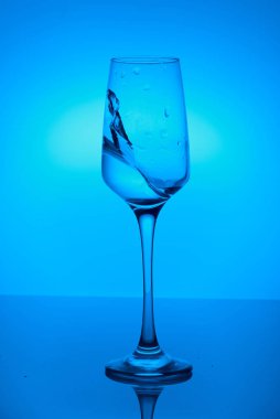 kadehinin renkli su damlaları ile renkli arka plan üzerinde renkli sıçraması