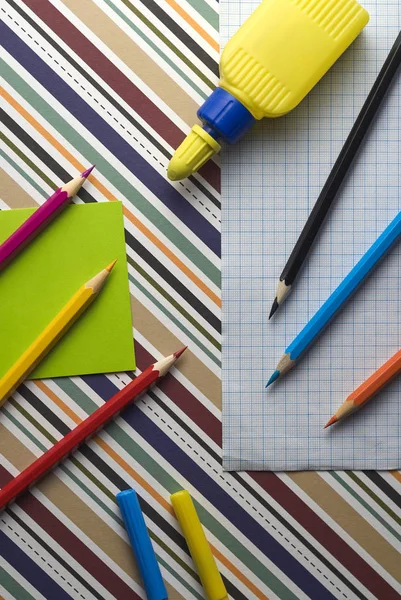 Okul Ofis Aksesuarları Renkli Geometrik Kağıt Arka Plan Üzerinde Farklı — Stok fotoğraf