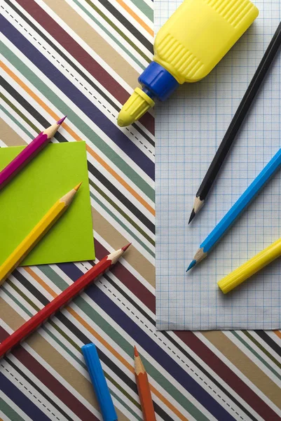 Okul Ofis Aksesuarları Renkli Geometrik Kağıt Arka Plan Üzerinde Farklı — Stok fotoğraf
