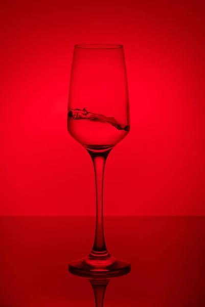 Éclaboussures Colorées Dans Verre Vin Sur Fond Coloré Avec Des — Photo