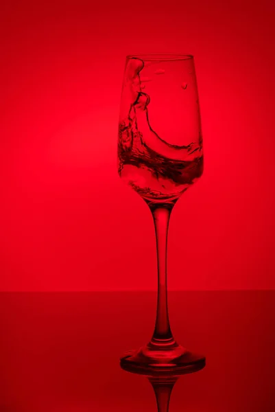 Éclaboussures Colorées Dans Verre Vin Sur Fond Coloré Avec Des — Photo