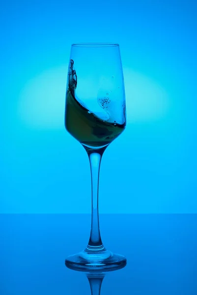 Éclaboussures Colorées Dans Verre Vin Sur Fond Coloré Avec Des — Photo