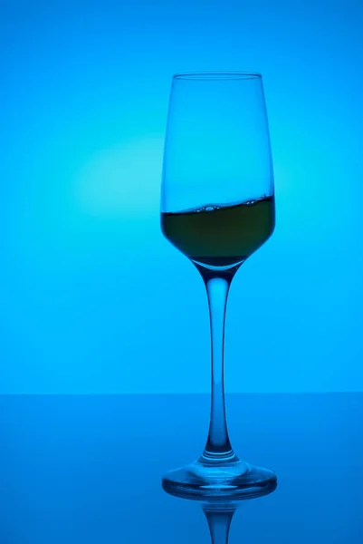 Salpicaduras Colores Copa Vino Sobre Fondo Colorido Con Gotas Agua — Foto de Stock