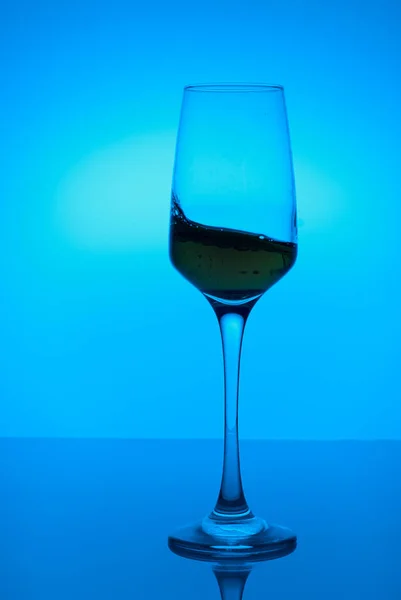 Éclaboussures Colorées Dans Verre Vin Sur Fond Coloré Avec Des — Photo