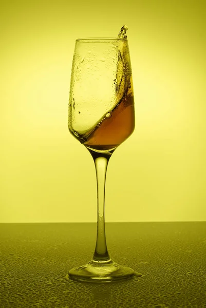 Éclaboussures Colorées Dans Verre Vin Sur Fond Coloré Avec Des — Photo