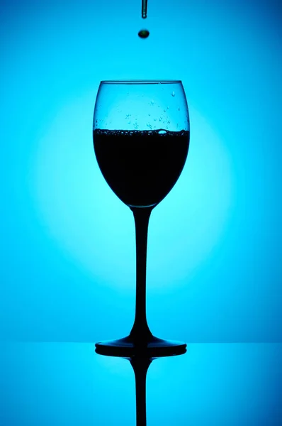 Éclaboussures Colorées Dans Verre Vin Sur Fond Coloré Avec Des — Photo