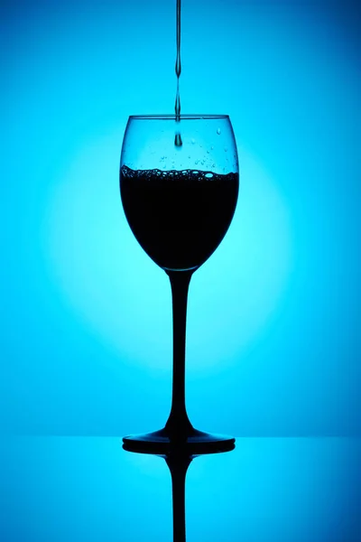 Spruzzi Colorati Vetro Vino Sfondo Colorato Con Gocce Acqua Colorate — Foto Stock