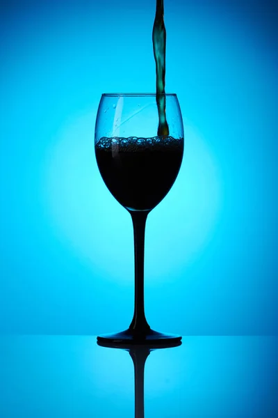 Éclaboussures Colorées Dans Verre Vin Sur Fond Coloré Avec Des — Photo