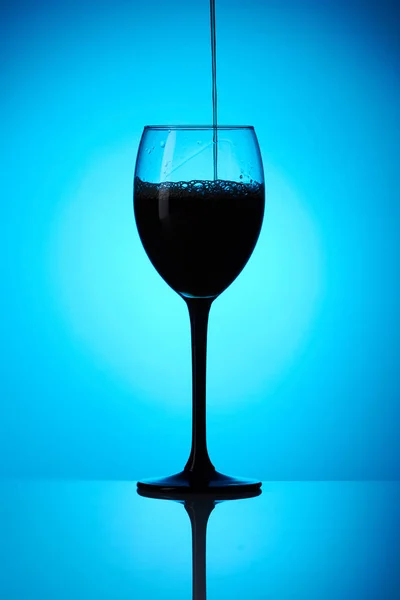 Spruzzi Colorati Vetro Vino Sfondo Colorato Con Gocce Acqua Colorate — Foto Stock