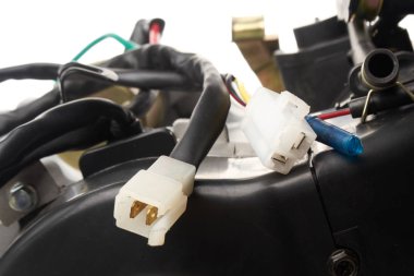 motor parçaları izole beyaz zemin üzerine
