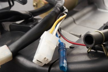 motor parçaları izole beyaz zemin üzerine