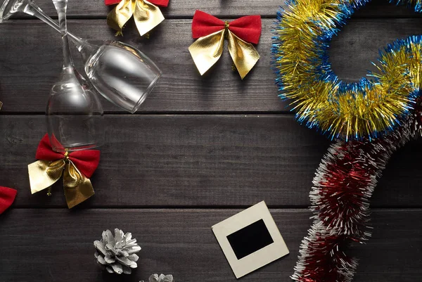 üstten görünüm Tatil Noel ve Yılbaşı aksesuarları koyu ahşap arka plan üzerinde
