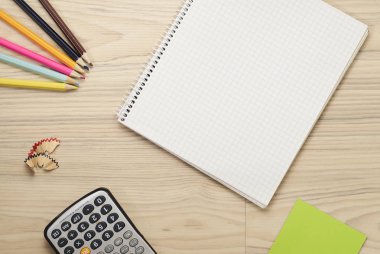 doğal zemin üzerine üstten görünüm ofis ve okul aksesuarları