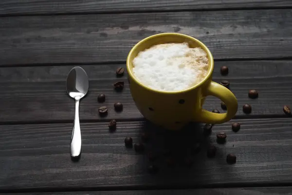 Чашка Кофе Темном Деревянном Фоне Белой Пеной — стоковое фото