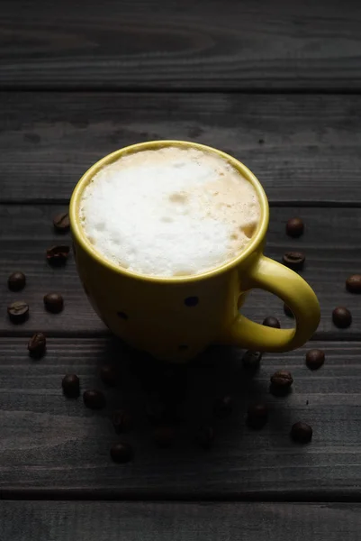 白い泡と暗い背景の木のコーヒー カップ — ストック写真