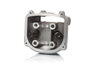 motor parçaları izole beyaz zemin üzerine