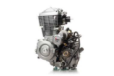 motor parçaları izole beyaz zemin üzerine