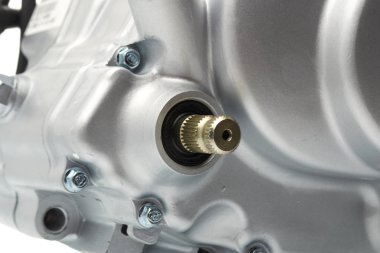 motor parçaları izole beyaz zemin üzerine