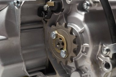 motor parçaları izole beyaz zemin üzerine