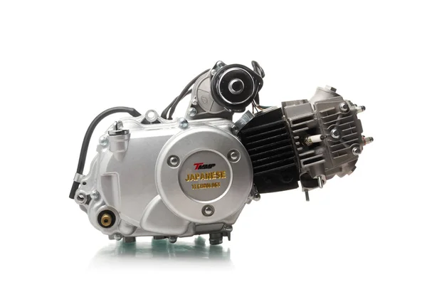 motor parçaları izole beyaz zemin üzerine