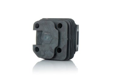 yalıtılmış bir arka plan üzerinde motor parçaları