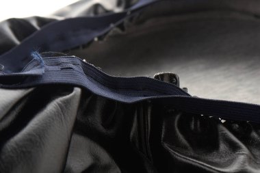 yalıtılmış bir arka plan üzerinde motor parçaları