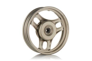 yalıtılmış bir arka plan üzerinde motor parçaları