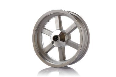 yalıtılmış bir arka plan üzerinde motor parçaları