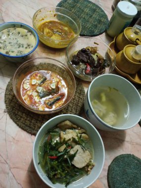 Tayland yemekleri, Tayland yemekleri, öğle ve akşam yemekleri.