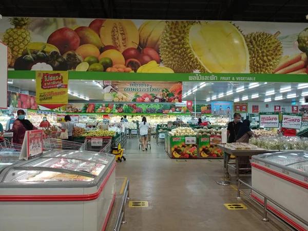 HATYAI, THAILAND - 07 2020: COVIC-19 sırasındaki sosyal uzaklık. Tayland 'ın en büyük toptan satış hipermarketlerinden biri olan MAKRO' daki gıda ürünleri bölümüne bakın.