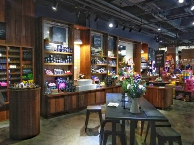 BANGKOK, THAILAND - Ocak 06 2020: Siamcenter, Bangkok 'taki LUSH el yapımı kozmetik mağazasının içinde. Dükkanları, krem, sabun, banyo bombası, şampuan, diş macunu ve aromaterapi olacak.