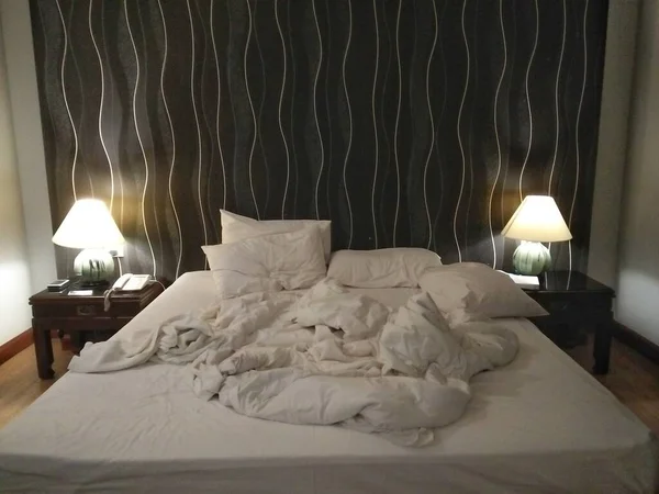 性爱后的卧床缩成一团或凌乱 床上的白色亚麻布床单和枕头弄乱了 一张未铺好的床 — 图库照片