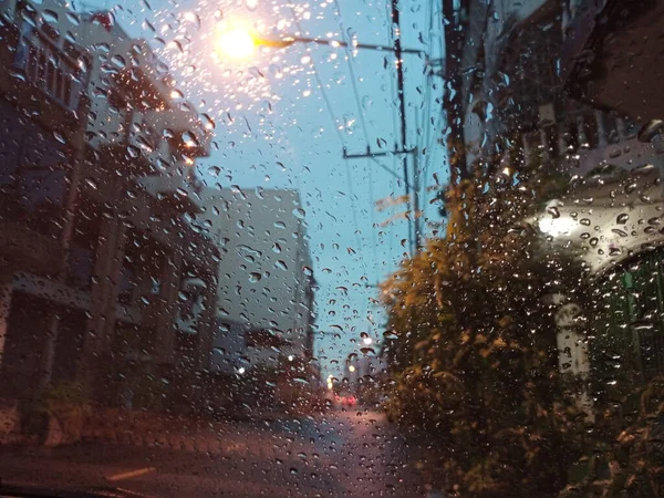 Fundo Borrado Gotas Chuva Visto Através Janelas Carro Com Vista — Fotografia de Stock