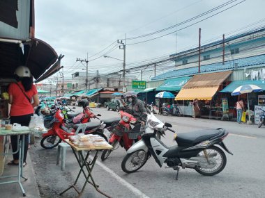 HATYAI, THAILAND - 16 Ekim 2020: Yolda az trafik olan Hat Yai cemaatinin görüntüsü, yol boyunca park etmiş motosikletler ve etkinlik yapan insanlar.