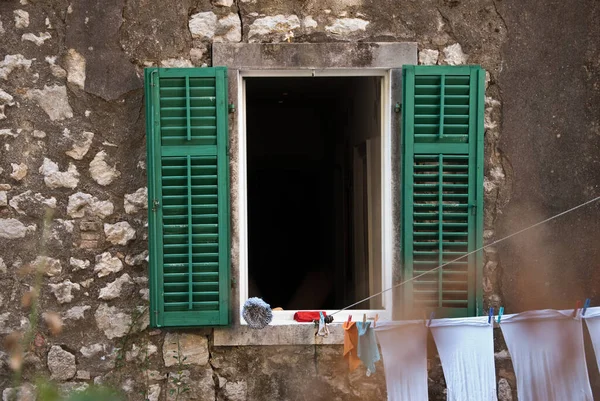 Janela em casa de pedra com persianas abertas — Fotografia de Stock