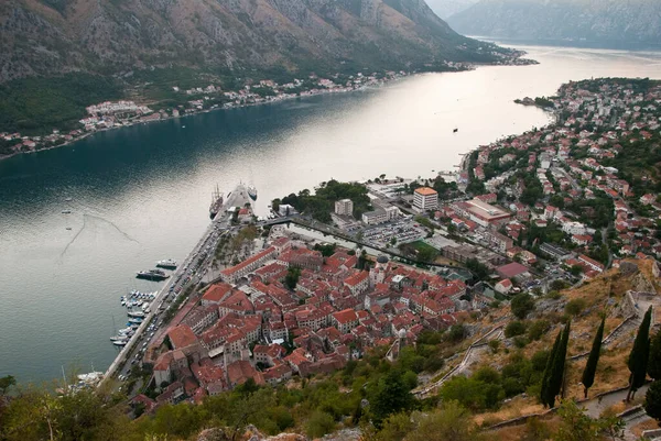 Vedere a unui oraș mediteranean cu acoperișuri din țiglă roșie . — Fotografie, imagine de stoc