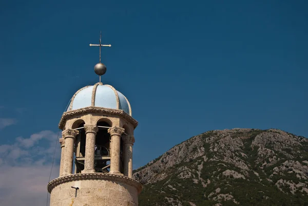 Vista del campanario contra el cielo y las montañas — Foto de Stock