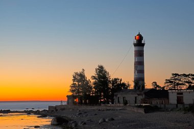 Beyaz geceler ve güçlü rüzgarlar boyunca parlayan deniz feneri.