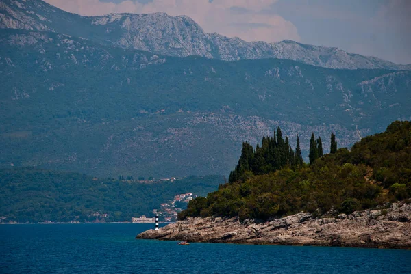 Le Cap jaillissant dans l'eau avec des montagnes en arrière-plan — Photo