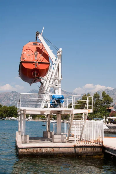 Suyun süspansiyonunda kapatılan cankurtaran botu tipi