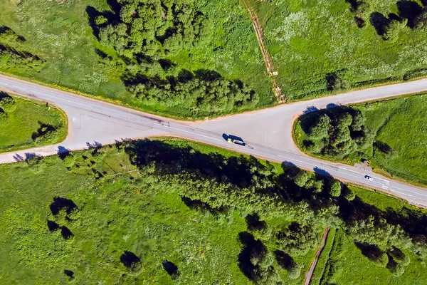 A intersecção em forma de Y de duas estradas com carros — Fotografia de Stock