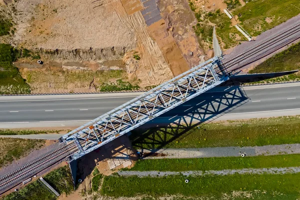 Eisenbahnbrücke über die Autobahn (Straße) — Stockfoto