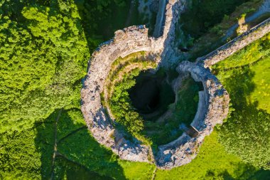 Eski kalenin köşesindeki savunma kulesi.