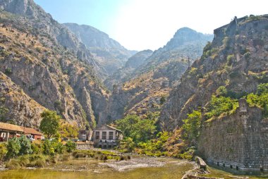 Eski hidroelektrik santrali bir dağ geçidinde bulunuyor.
