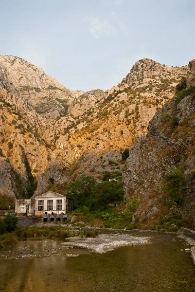 Antigua central hidroeléctrica se encuentra en un desfiladero de montaña — Foto de Stock