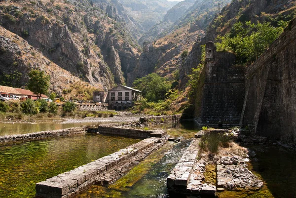 Old hydroelectric power plant is located in a mountain gorge — Stock Photo, Image