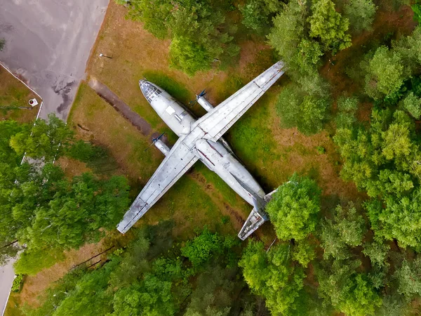 Ancien avion de transport abandonné dans les bois — Photo